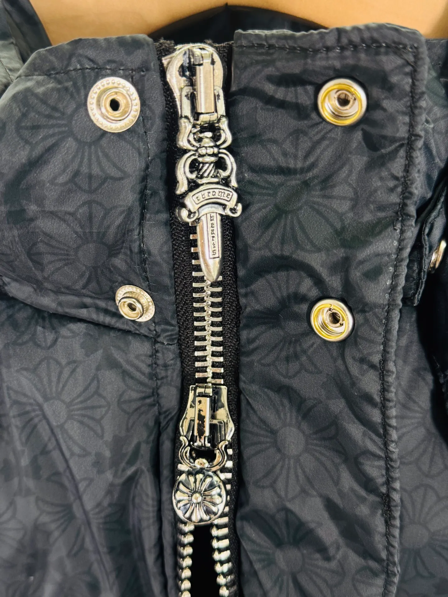 P780 top version 🐮 Real shot without P, ​​different from market products] Chrome Hearts ❄️ Winter environmentally friendly down jacket series ❄️ Chrome Hearts dark pattern series hooded down jacket is available at the counter at the same time ❤ The hood is detachable! The best Guangzhou national standard 90 velvet on the market! ! The world’s highest fluffiness of 900D! ! High standard and sufficient down filling! ! Exterior windproof and waterproof dark pattern custom fabric, interior high-grade dark pattern lining fabric to prevent lint, original hardware molding, exquisite craftsmanship details, casual or formal wear ✨ slim fit and not bloated Recommended color: Customized dark pattern flower series Code number: S, M, L, XL